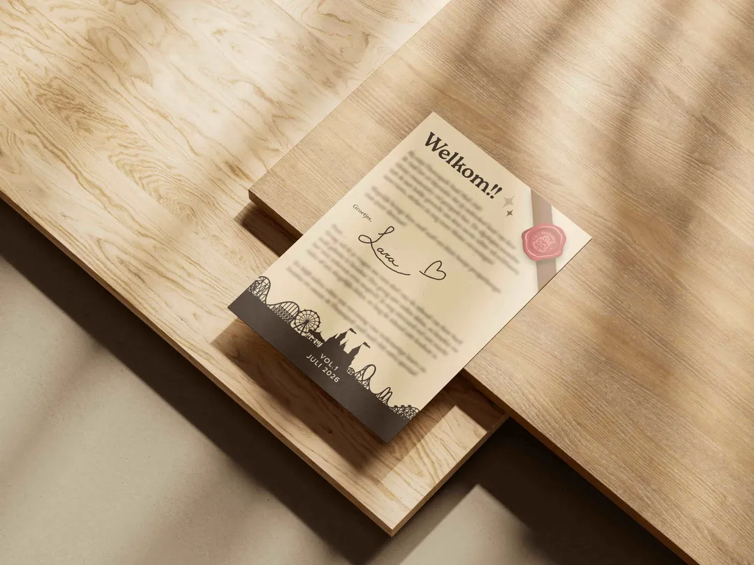 Voorbeeld van een Themepark Snail Mail welkomstbrief op houten planken
